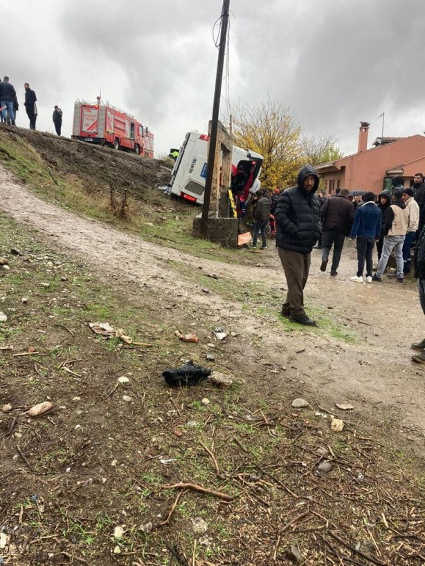 Foto - Diyarbakır’da yolcu otobüsü devrildi! Çok sayıda yaralı var