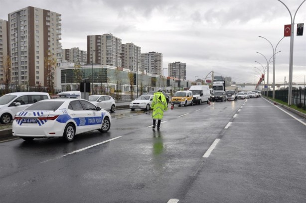 Diyarbakır'da yollar göle döndü
