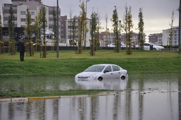 Foto - Diyarbakır'da yollar göle döndü