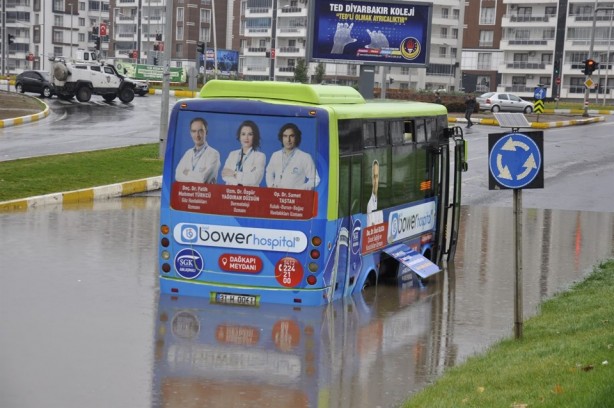 Foto - Diyarbakır'da yollar göle döndü