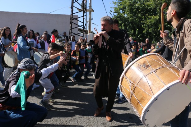 Foto - Diyarbakır’dan 6’lı masaya fena göndermeler