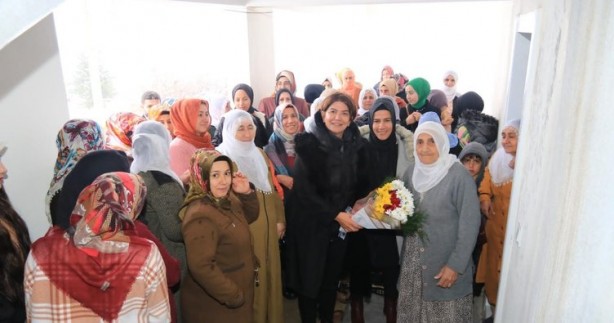 Diyarbakırlı kadınların ‘Hanım Ağası’ kar-kış demeden köyleri geziyor Eski Türkiye'ye dönmek istemiyoruz