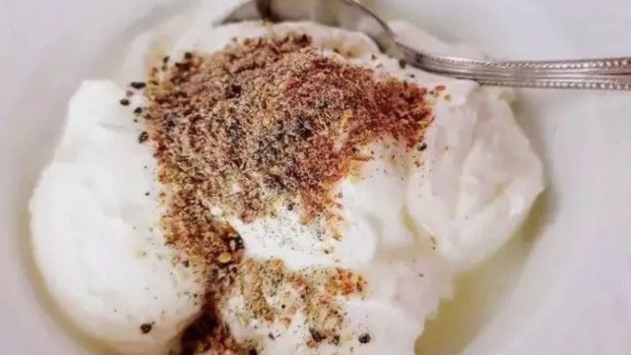 Diz ağrısına son: Yoğurda tek kaşık ilave edin, kemiklerinizi çelik gibi yapın!