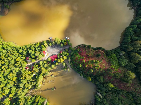 Doğa harikası Karagöl görsel şölen yaşatıyor