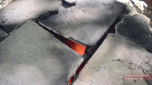 Foto - Doğadaki malzemelerden fırın yaptı!