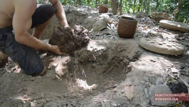Foto - Doğadaki malzemelerden fırın yaptı!