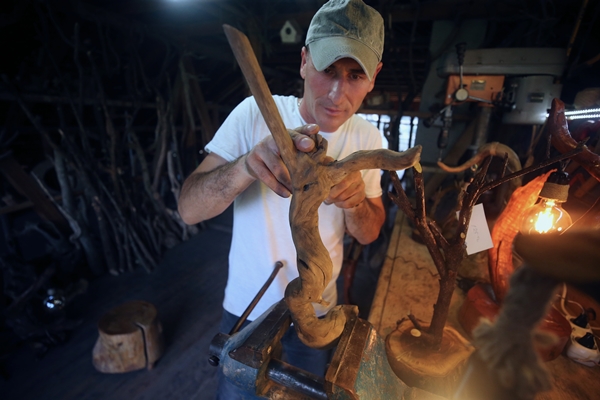 Foto - Doğadan topladığı ağaç parçalarını sanat eserine dönüştürüyor