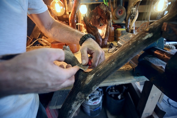 Foto - Doğadan topladığı ağaç parçalarını sanat eserine dönüştürüyor