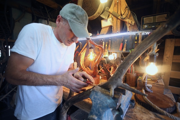 Foto - Doğadan topladığı ağaç parçalarını sanat eserine dönüştürüyor