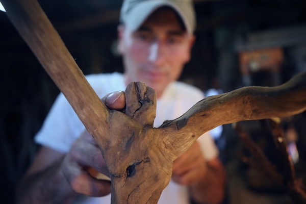 Foto - Doğadan topladığı ağaç parçalarını sanat eserine dönüştürüyor