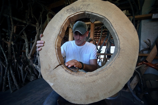 Foto - Doğadan topladığı ağaç parçalarını sanat eserine dönüştürüyor