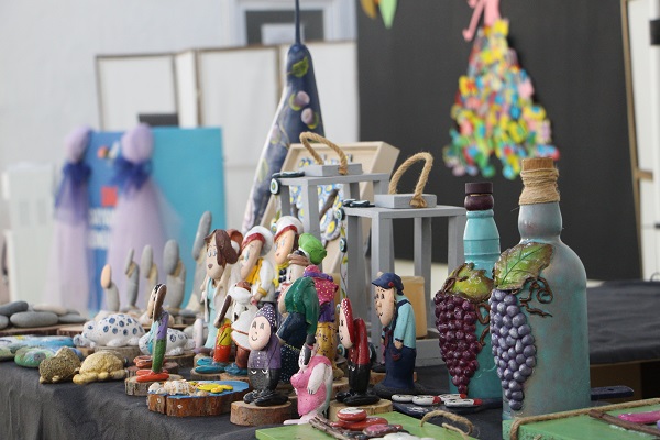 Foto - Doğadan toplanıyor, oyuncak bebek oluyor