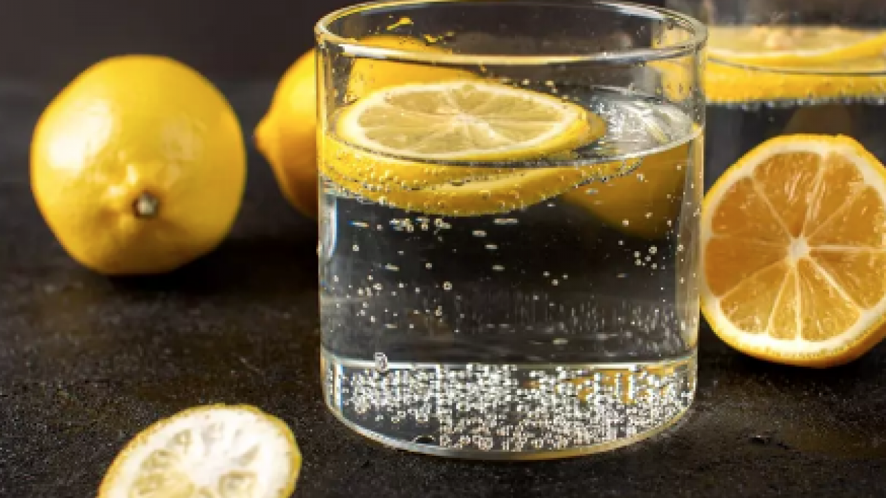 Doğal besin kaynağını sofranıza koyun: Kahvaltıdan önce 1 çay bardağı limonlu su içmenin 5 faydası