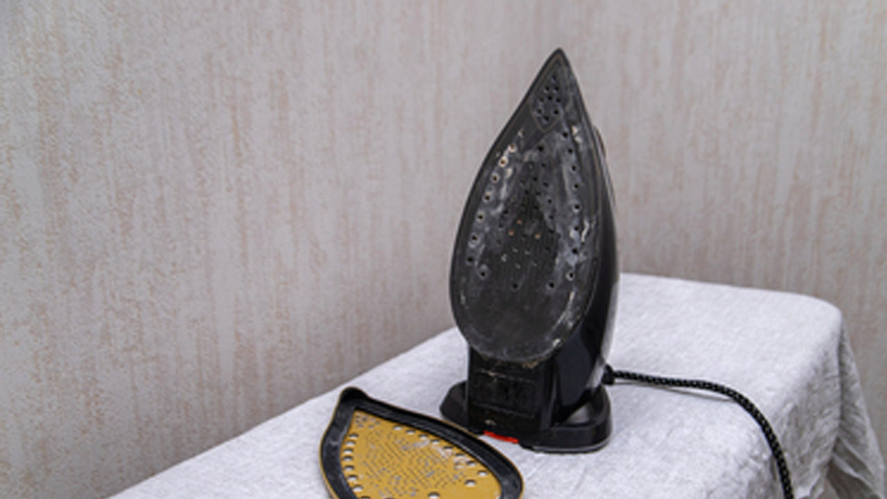 Doğal yoldan kurtulabilirsiniz! İşte ütü kirecini tamamen ortadan kaldıran yöntem