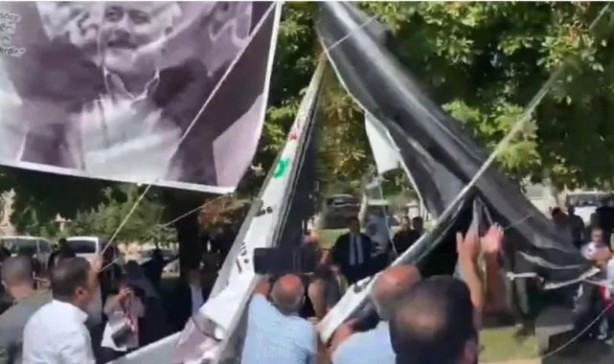 Foto - Doğan Aydal, Yeniden Refah Partisi'ni esir aldı! Ayet yırtılarak indirildi