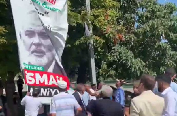 Foto - Doğan Aydal, Yeniden Refah Partisi'ni esir aldı! Ayet yırtılarak indirildi