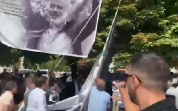 Foto - Doğan Aydal, Yeniden Refah Partisi'ni esir aldı! Ayet yırtılarak indirildi