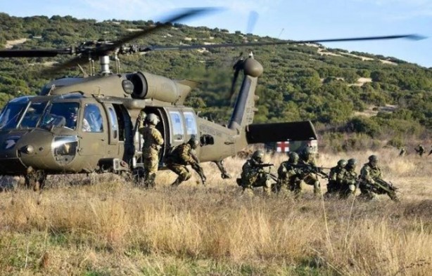 Foto - Resmi açıklamaya göre Yunan ordusu AH-64 A / D ve CH-47D helikopterleriyle tatbikata katıldı. ABD tarafı ise AH-64E, UH-60 ve 101 HH-60 helikopterleriyle yer aldı. 