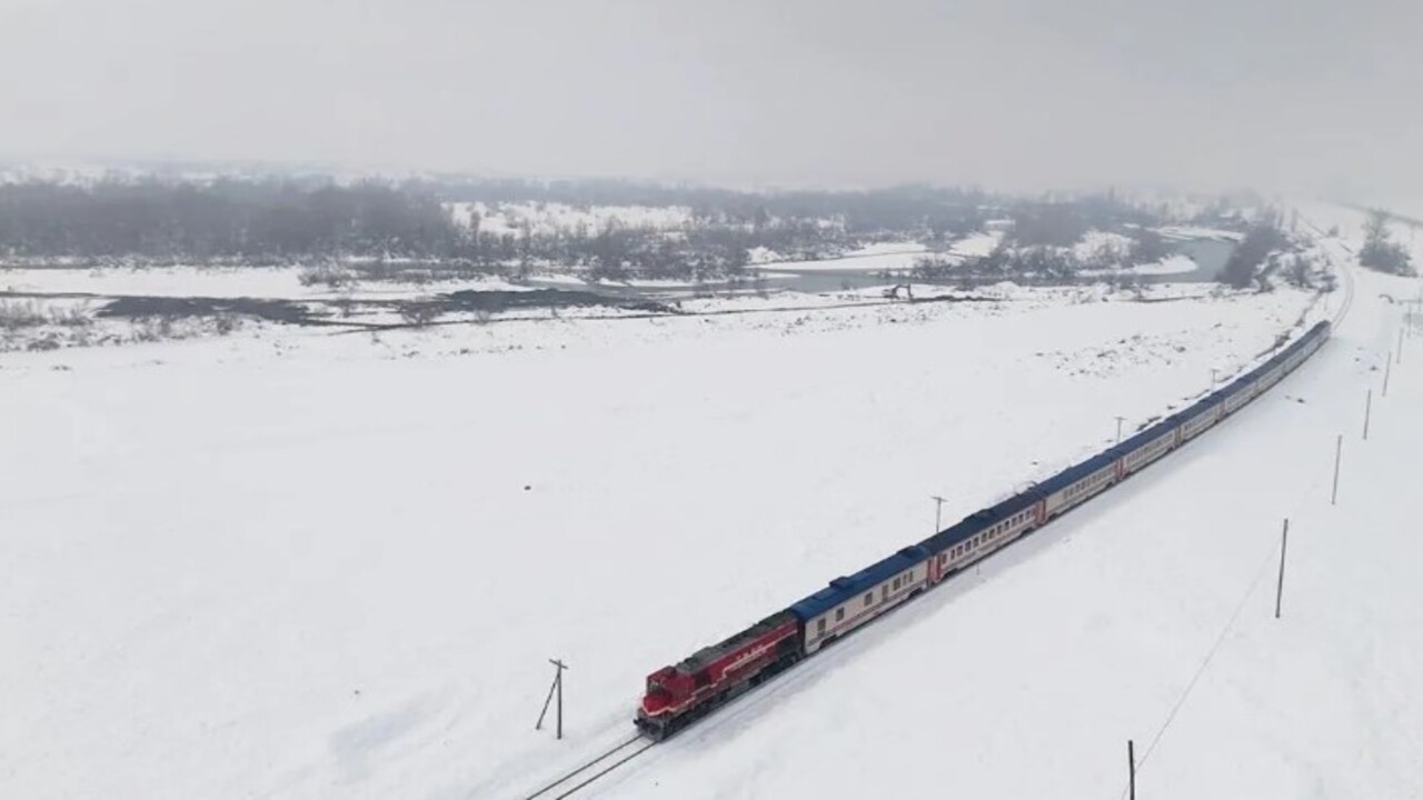 Foto - Doğu Ekspresi’nin etkileyen yolculuğu! Karlar içinde masal gibi bir manzara
