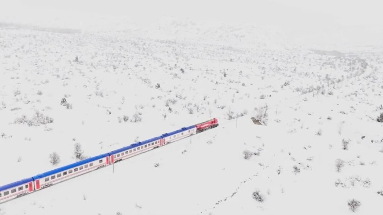 Foto - Doğu Ekspresi’nin etkileyen yolculuğu! Karlar içinde masal gibi bir manzara