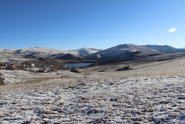 Foto - Doğu Karadeniz'in yüksek rakımlı yaylalarına kar yağdı