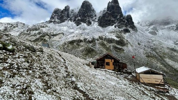 Doğu Karadeniz'in yüksek rakımlı yaylalarına kar yağdı