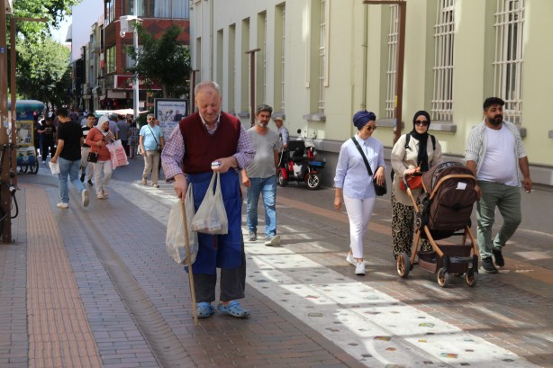 Foto - Doğuştan görme engelli işportacının büyük azmi! Mendil satarak 2 ev aldı 3 çocuk büyüttü