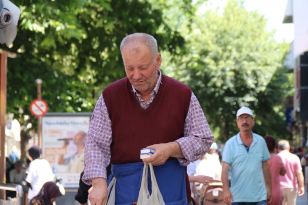 Foto - Doğuştan görme engelli işportacının büyük azmi! Mendil satarak 2 ev aldı 3 çocuk büyüttü