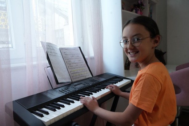 Foto - Doktorlar yaşamaz demişti! Küçük Nursima yeteneğiyle kendine hayran bırakıyor