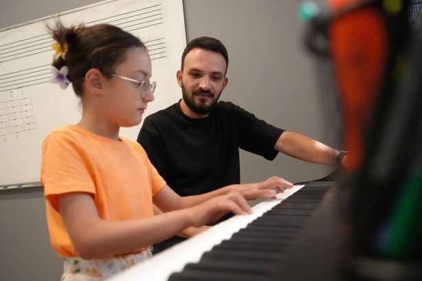 Foto - Doktorlar yaşamaz demişti! Küçük Nursima yeteneğiyle kendine hayran bırakıyor