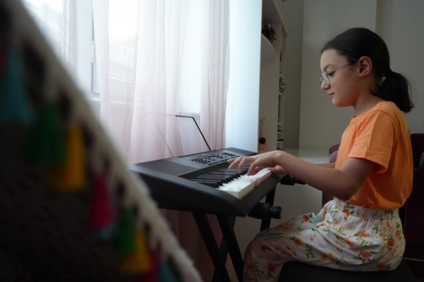 Doktorlar yaşamaz demişti! Küçük Nursima yeteneğiyle kendine hayran bırakıyor