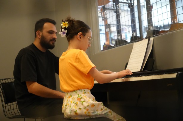 Foto - Doktorlar yaşamaz demişti! Küçük Nursima yeteneğiyle kendine hayran bırakıyor