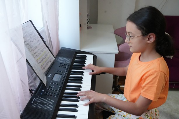 Foto - Doktorlar yaşamaz demişti! Küçük Nursima yeteneğiyle kendine hayran bırakıyor