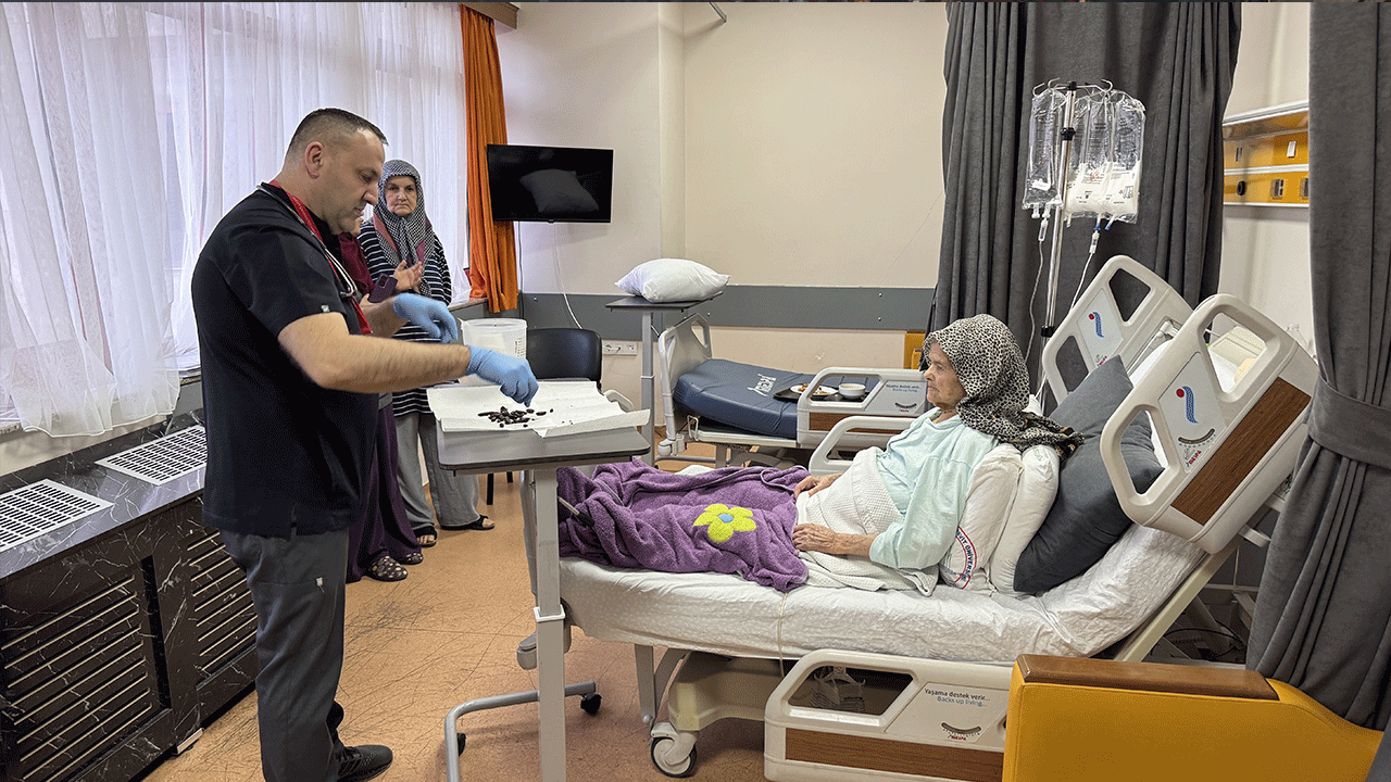 Doktorları bile şok eden hasta! 28 hurma ve 35 zeytin çekirdeği, 5 tane taş...