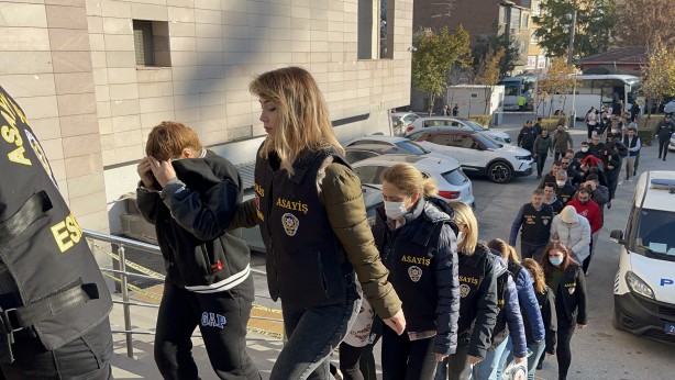 Foto - Dolandırıcılık zanlısı kadınlardan ilginç işaret ve sözler