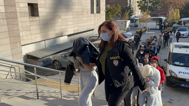 Foto - Dolandırıcılık zanlısı kadınlardan ilginç işaret ve sözler