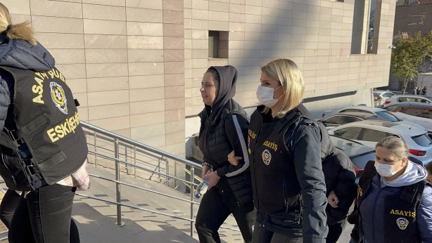 Foto - Dolandırıcılık zanlısı kadınlardan ilginç işaret ve sözler