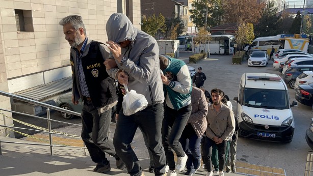 Foto - Dolandırıcılık zanlısı kadınlardan ilginç işaret ve sözler