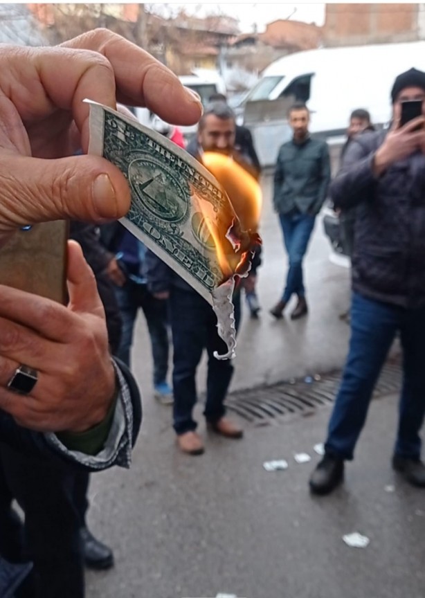 Foto - Dolar düşünce bir şehir sokağa döküldü! Bakın ne yaptılar
