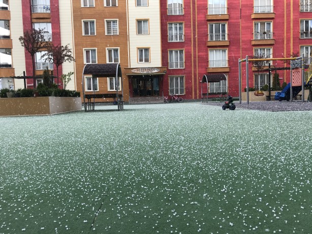 Dolu birden bastırdı! Sağanak sele neden oldu