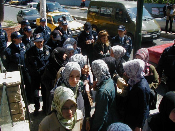 Foto - Dönemin zalimleri başörtüsü yasağını böyle uyguladı