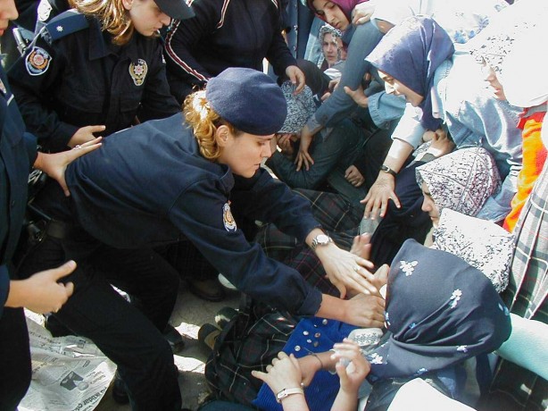Foto - Dönemin zalimleri başörtüsü yasağını böyle uyguladı