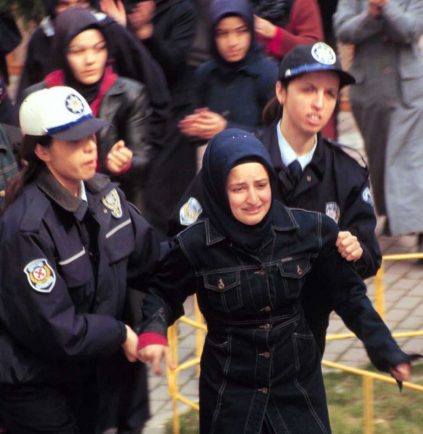 Foto - Dönemin zalimleri başörtüsü yasağını böyle uyguladı