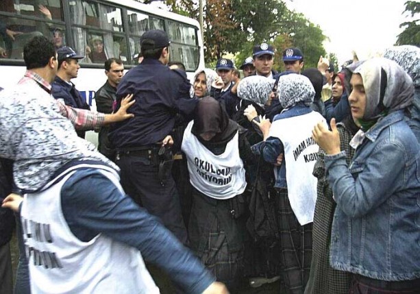 Foto - Dönemin zalimleri başörtüsü yasağını böyle uyguladı