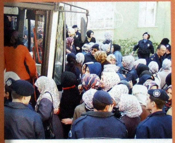 Foto - Dönemin zalimleri başörtüsü yasağını böyle uyguladı