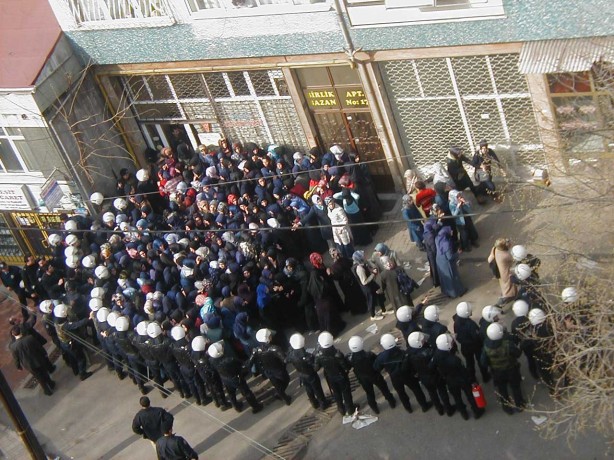 Foto - Dönemin zalimleri başörtüsü yasağını böyle uyguladı