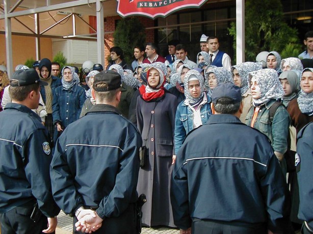 Foto - Dönemin zalimleri başörtüsü yasağını böyle uyguladı