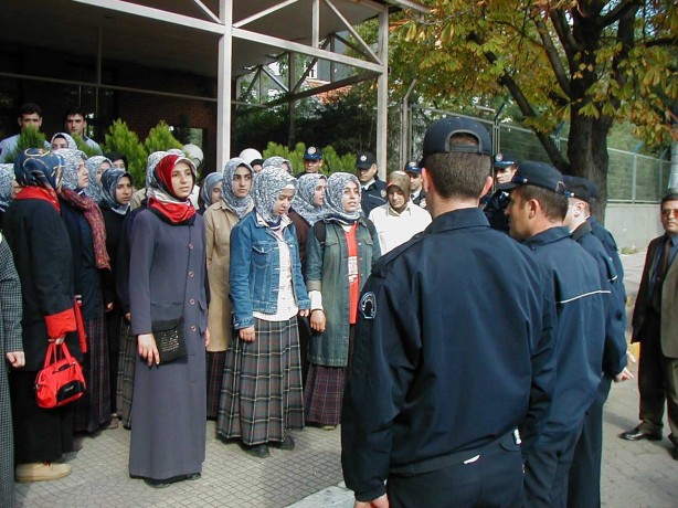 Foto - Dönemin zalimleri başörtüsü yasağını böyle uyguladı