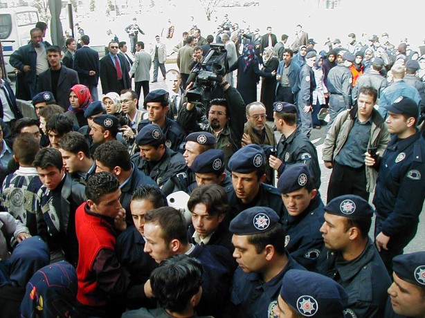 Foto - Dönemin zalimleri başörtüsü yasağını böyle uyguladı