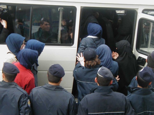 Foto - Dönemin zalimleri başörtüsü yasağını böyle uyguladı